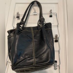 Tignanello brand leather shoulder bag. Magnetic closing, lots of pockets..